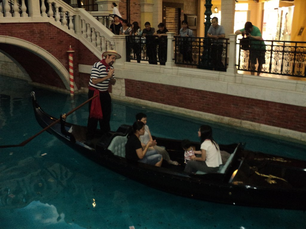 Sampan dengan Pengemudi yang Bersenandung Khas